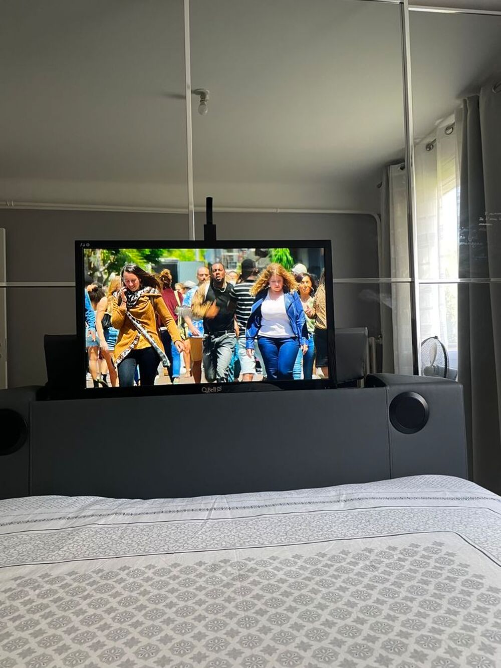 Lit avec tv int&eacute;gr&eacute;e (pouvant &ecirc;tre fournie) Meubles