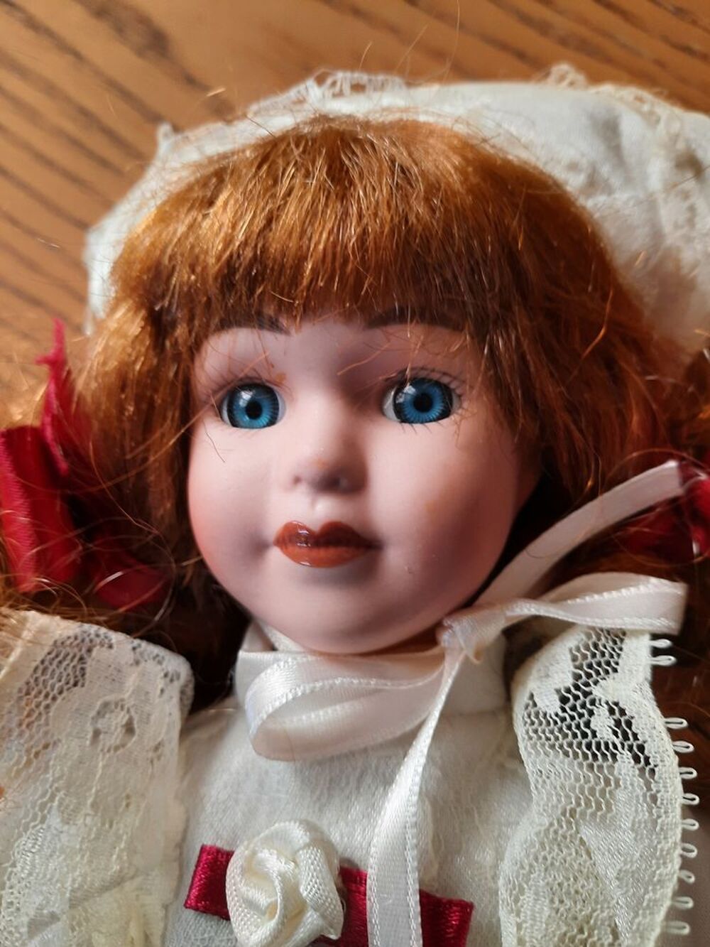 Joli poup&eacute;e de salon corps tissu membres porcelaine Jeux / jouets