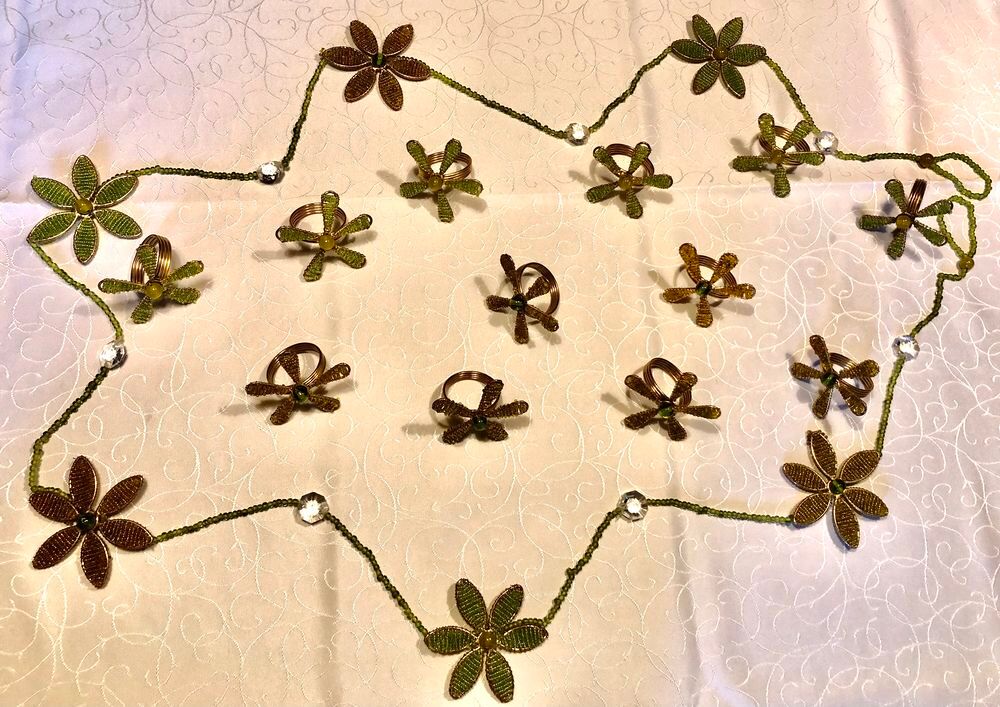 D&Eacute;CO TABLE-GUIRLANDE DE FLEURS EN PERLE +12 RONDS SERVIETTES Décoration