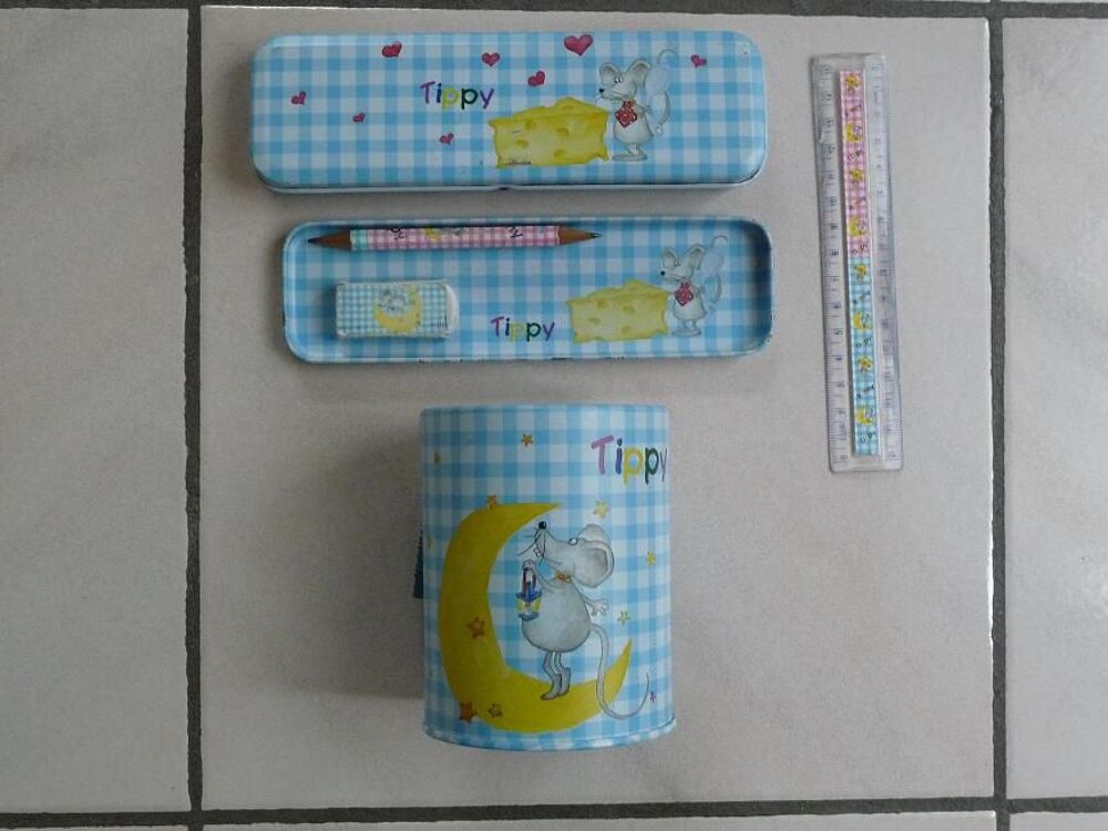 2 plumiers en m&eacute;tal et 2 taille-crayons et 1 pot &agrave; crayons Jeux / jouets
