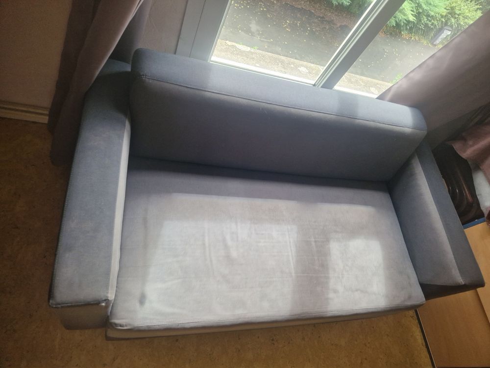 2 canap&eacute;s 2 places gris/noir ? 35 € l'unit&eacute; ? 70 € les deux Meubles