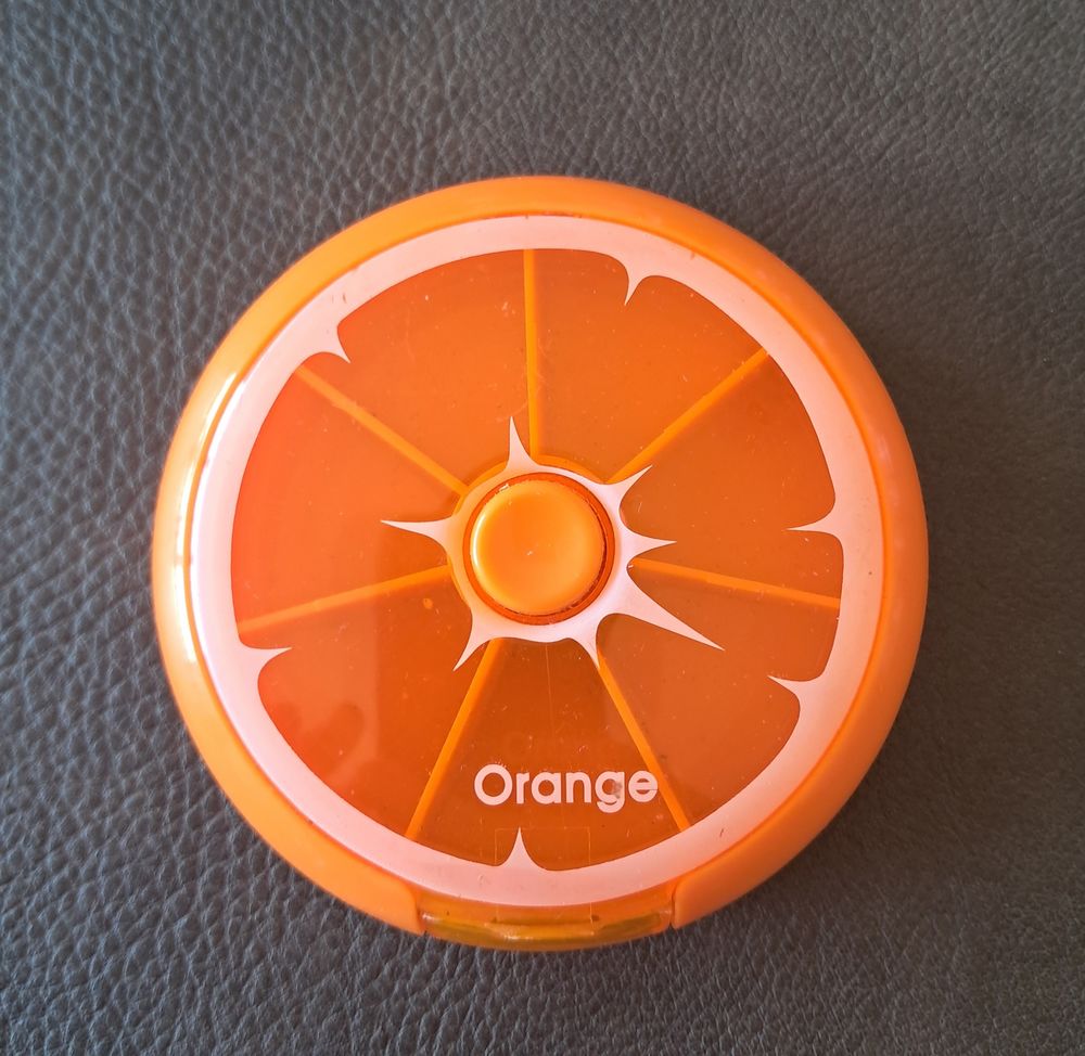 pilulier en forme de quartier d'orange avec bouton pressoir Sports