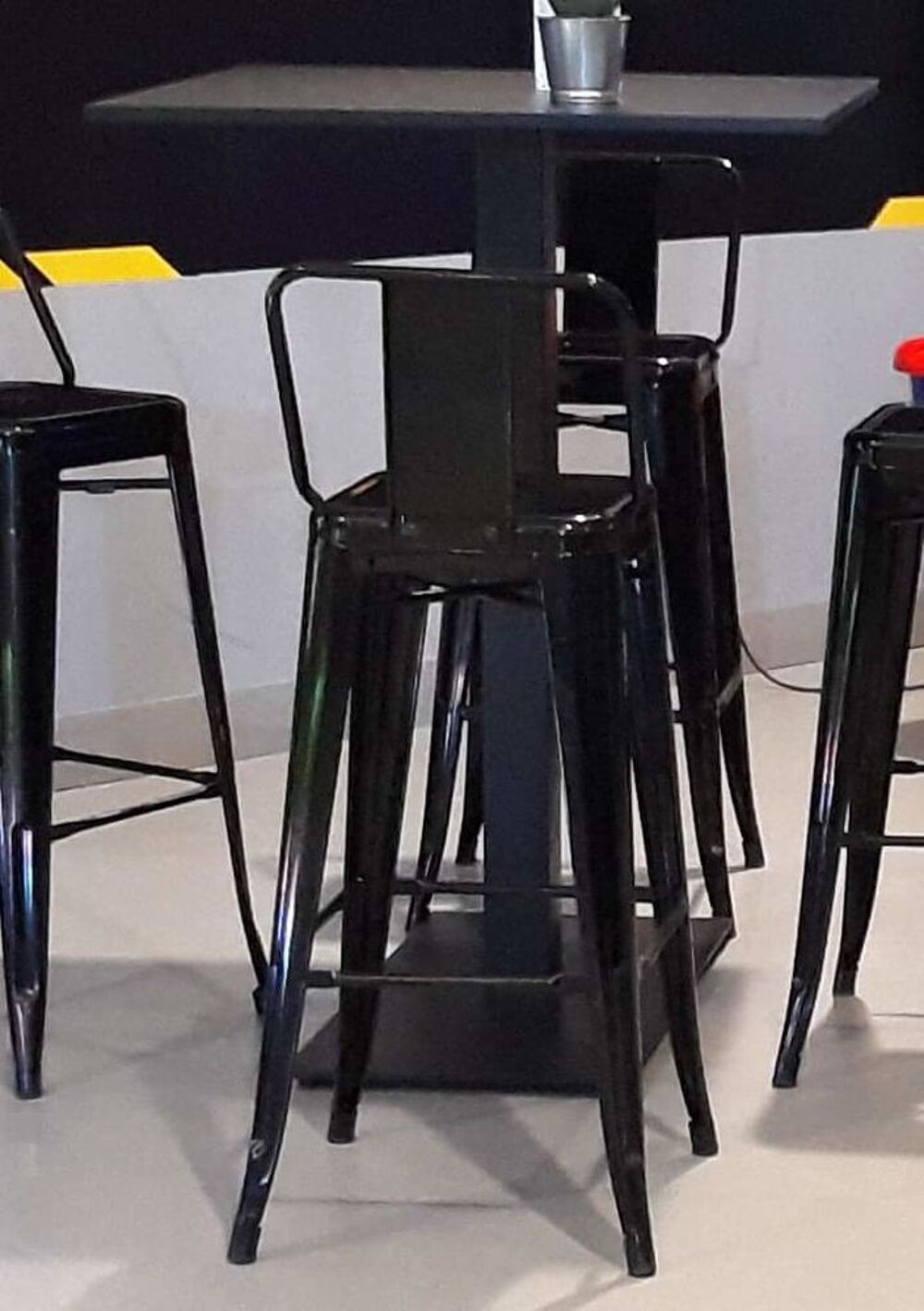 TABLE HAUTE EN METAL Meubles