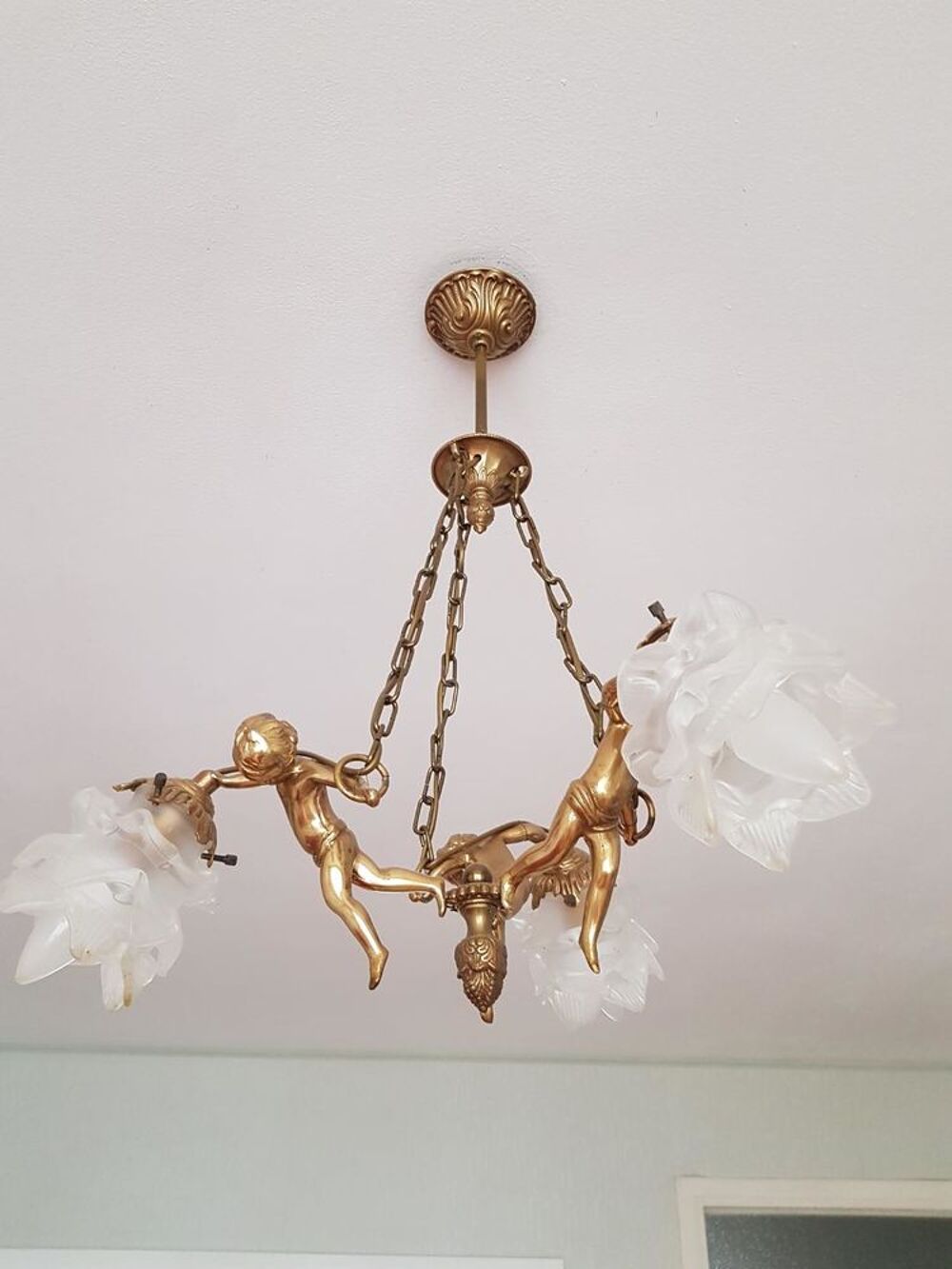 Lustre en Bronze dor&eacute; et 2 chevets assortis. Décoration