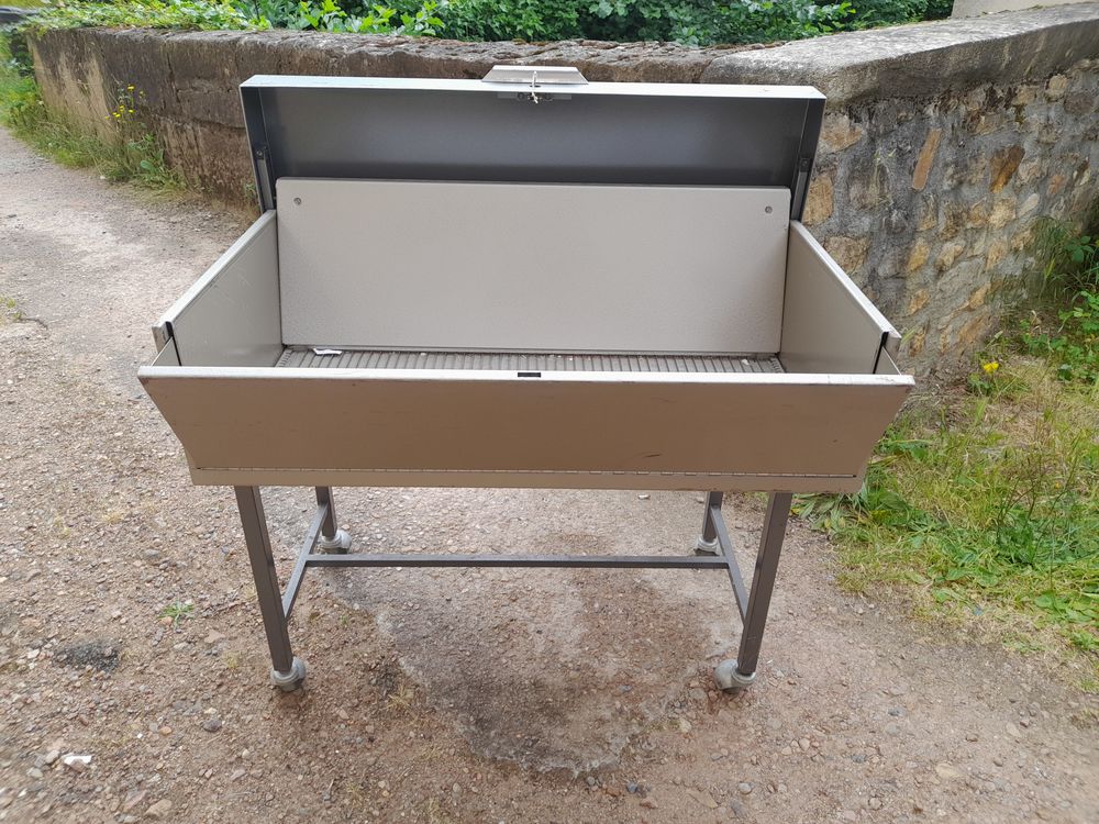 Coffre de bureau en fer sur roulettes Meubles