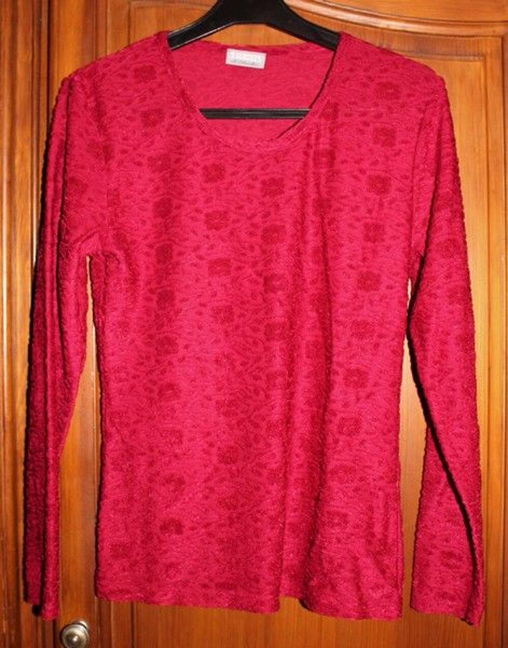 #Haut 3 Suisses rouge 36-38 mais correspond T32 (voir mesure Vêtements