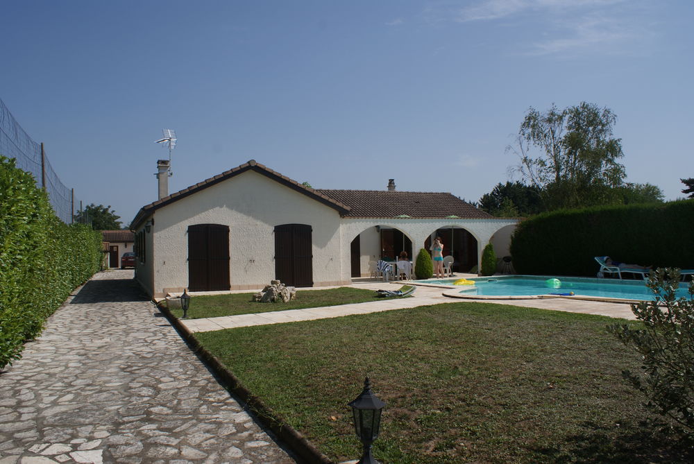 Location Villa SAISONNIRE VILLA PISCINE TOUTES SAISONS
33220 PINEUILH. Pineuilh