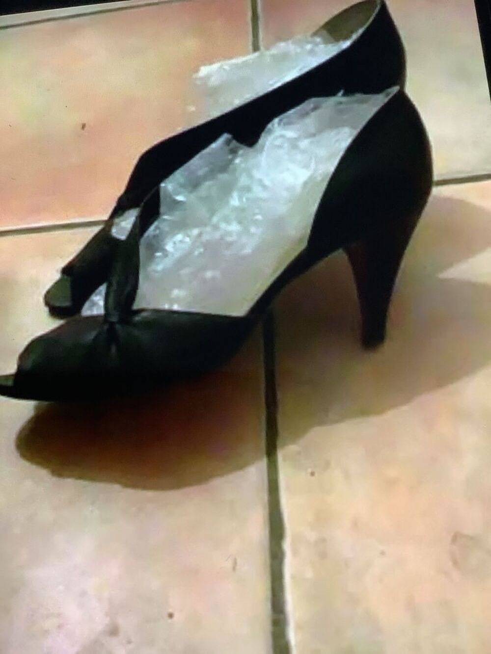 Un lot d'escarpins tout en cuir noir et l' autre en daim Chaussures