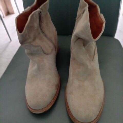 Boots femme en daim neuve jamais portée Sermaises (45)