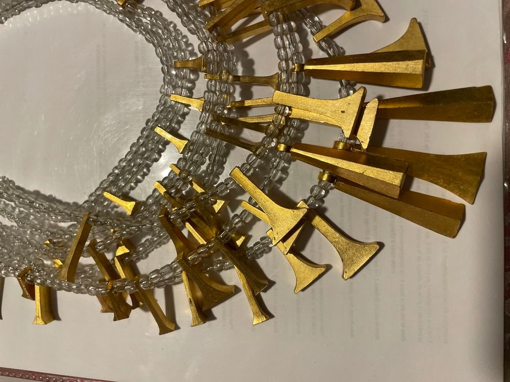 Collier d&eacute;fil&eacute; 8 rangs enfilage perles motifs dor&eacute;s ANTIGONA Bijoux et montres