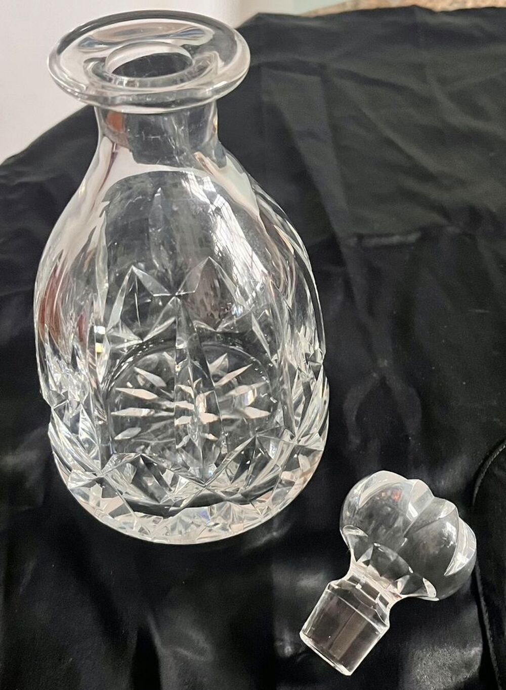 SAINT-LOUIS, Carafe en cristal taill&eacute; avec son bouchon 