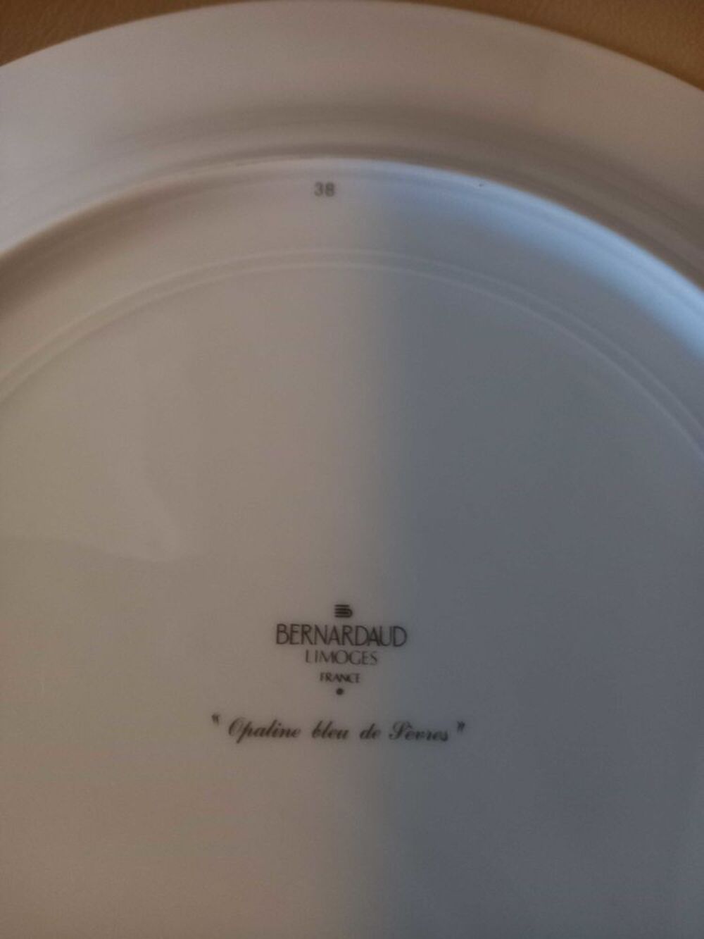 Assiettes de pr&eacute;sentation " Opaline bleu de S&egrave;vres " Décoration