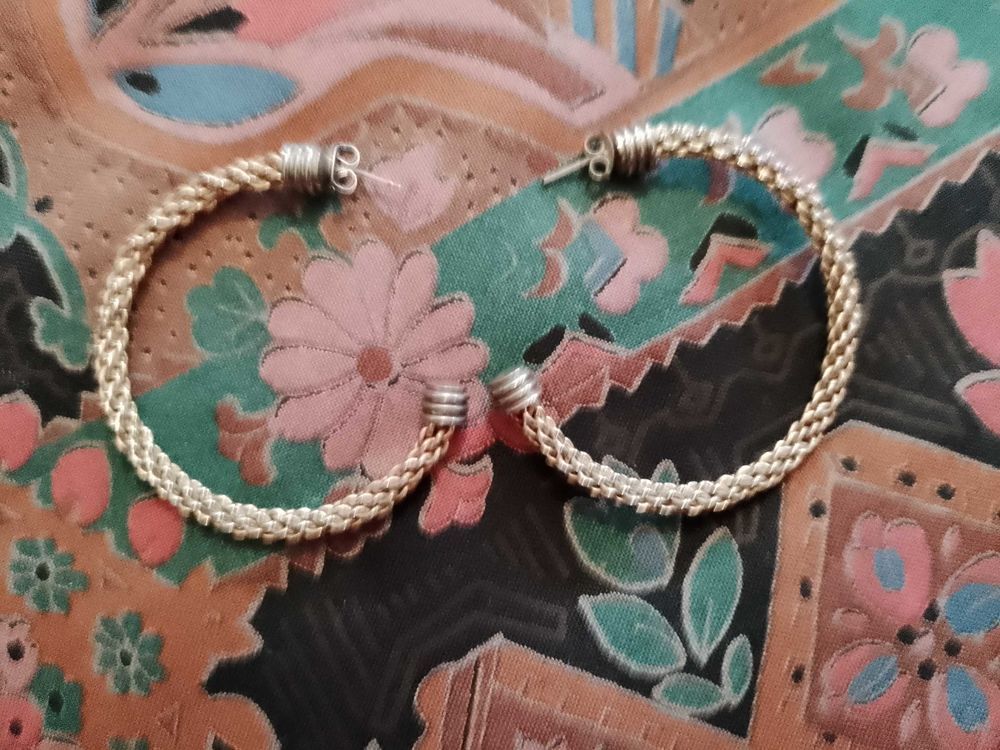 boucles d'oreilles anneaux en plaqu&eacute; or dor&eacute; vintage ann&eacute;es 80. Bijoux et montres