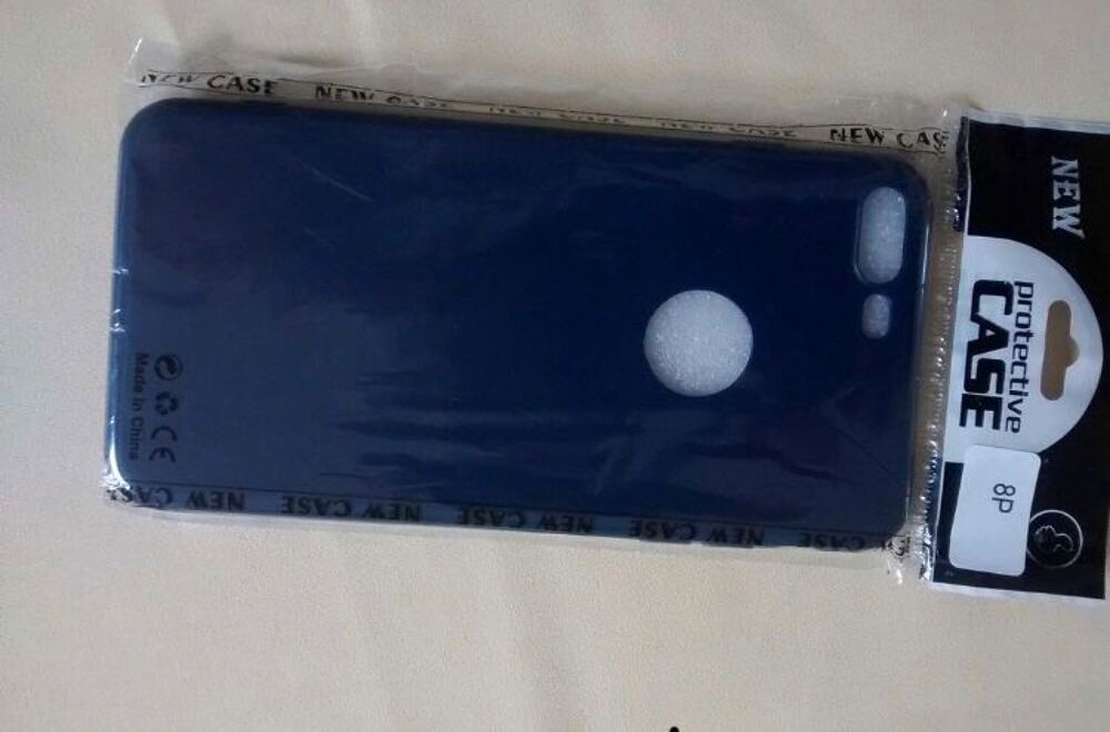 Coque souple IPhone 8 Plus Neuve bleu marine Téléphones et tablettes