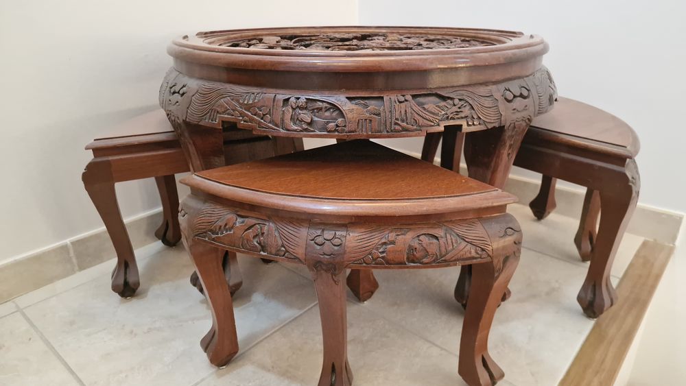  Table basse chinoise sculpt&eacute;e avec 4 tabourets gigognes Meubles