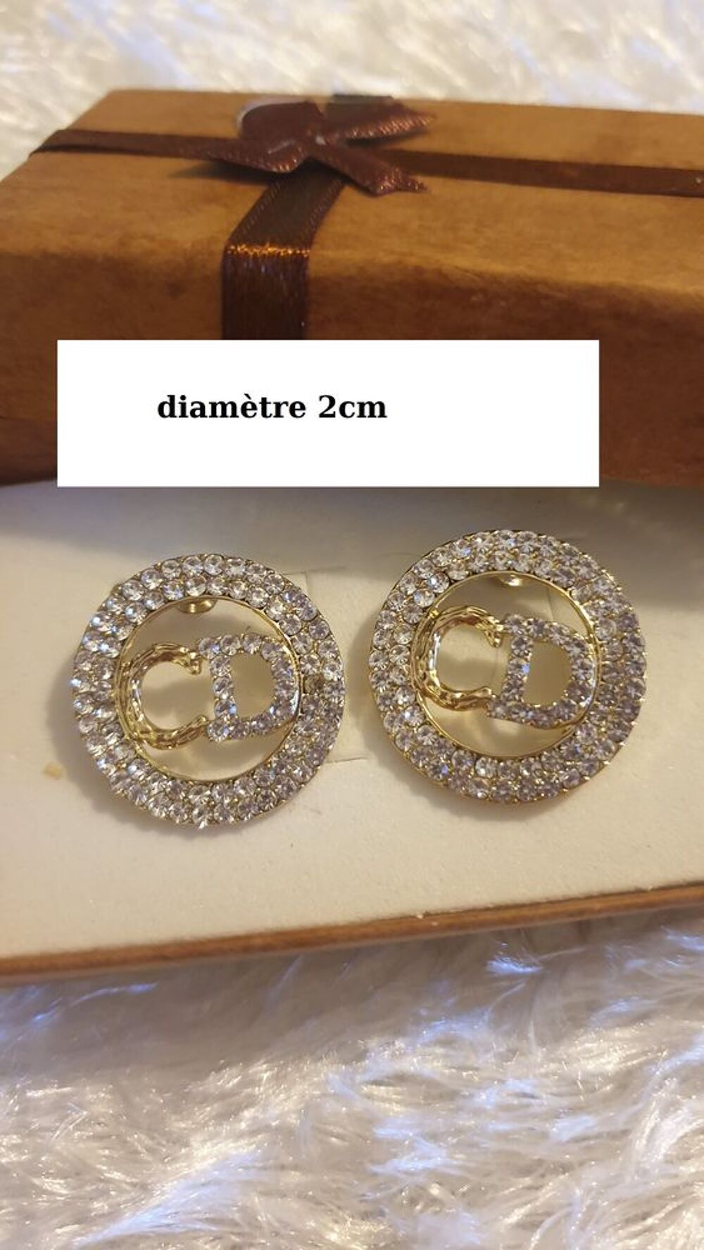 Boucles d'oreilles CD, Dior, strass, dor&eacute;es Bijoux et montres