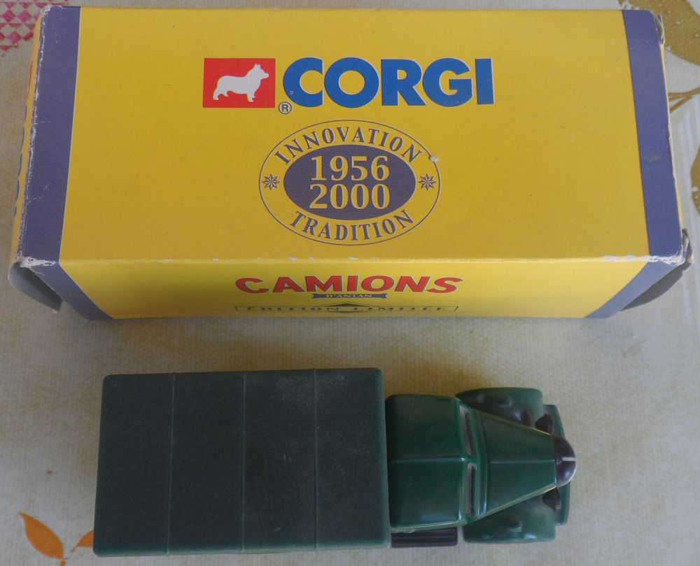 Camion de livraison PERRIER CORGI BEDFORD 30 CWT VAN 
1/64 