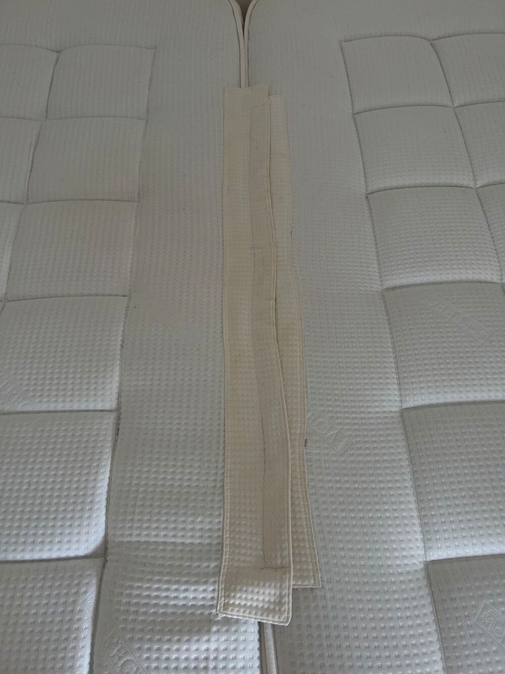 2 matelas Tr&eacute;ca Paris 100&times;200.Haut de gamme. Excellent &eacute;tat. Meubles