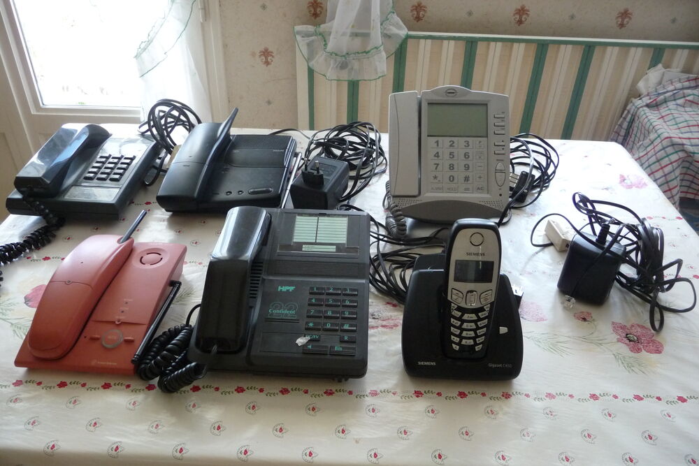 COLLECTION DE TELEPHONES MARQUES DIVERSES Téléphones et tablettes