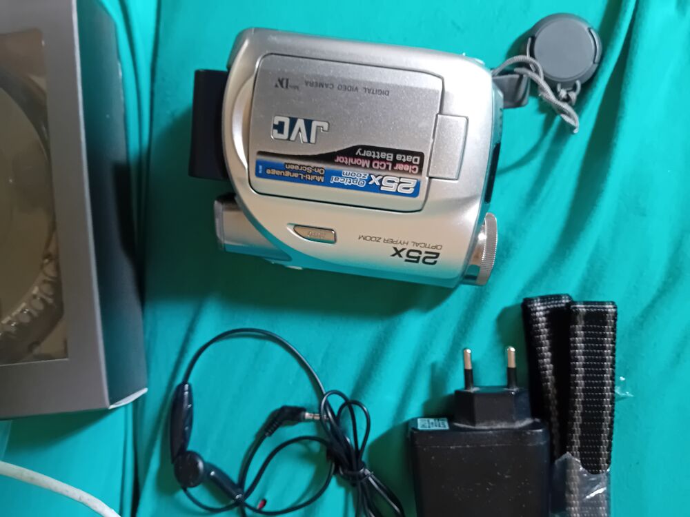 Cam&eacute;scope num&eacute;rique GR-D328EF avec baladeur CD A PILS JVC Photos/Video/TV