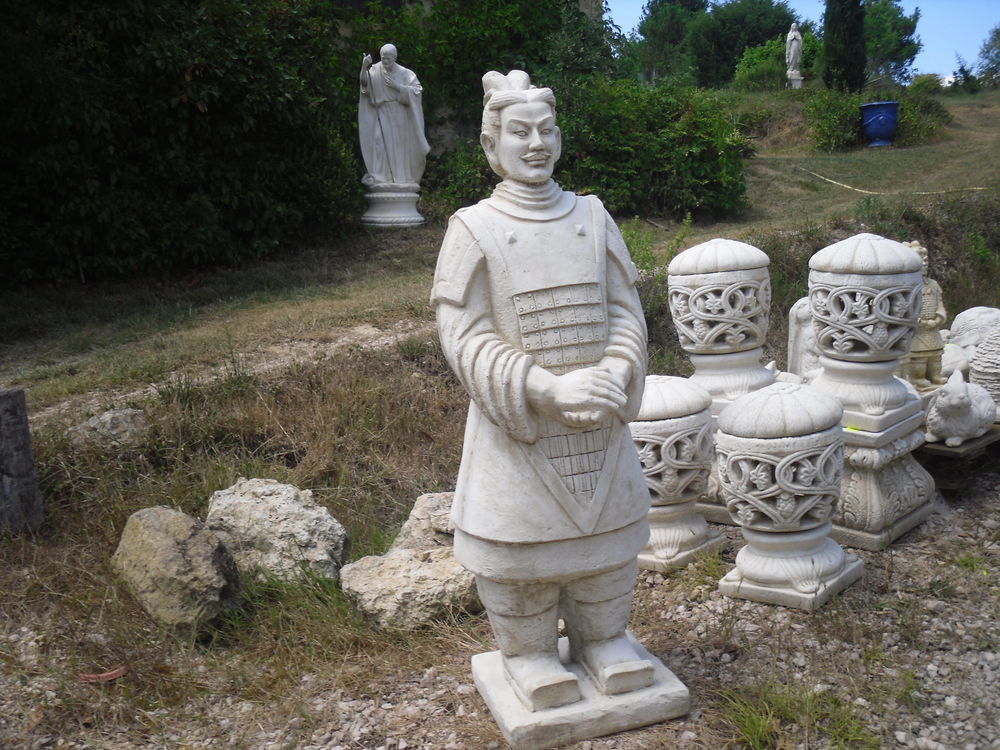 STATUES DE JARDIN / PHOTINIA 7,50 e / POTERIES , FONTAINES Jardin