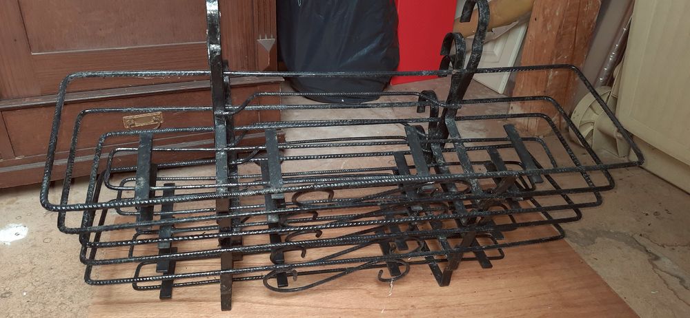 Support balconni&egrave;re suspendu en fer forg&eacute; Jardin