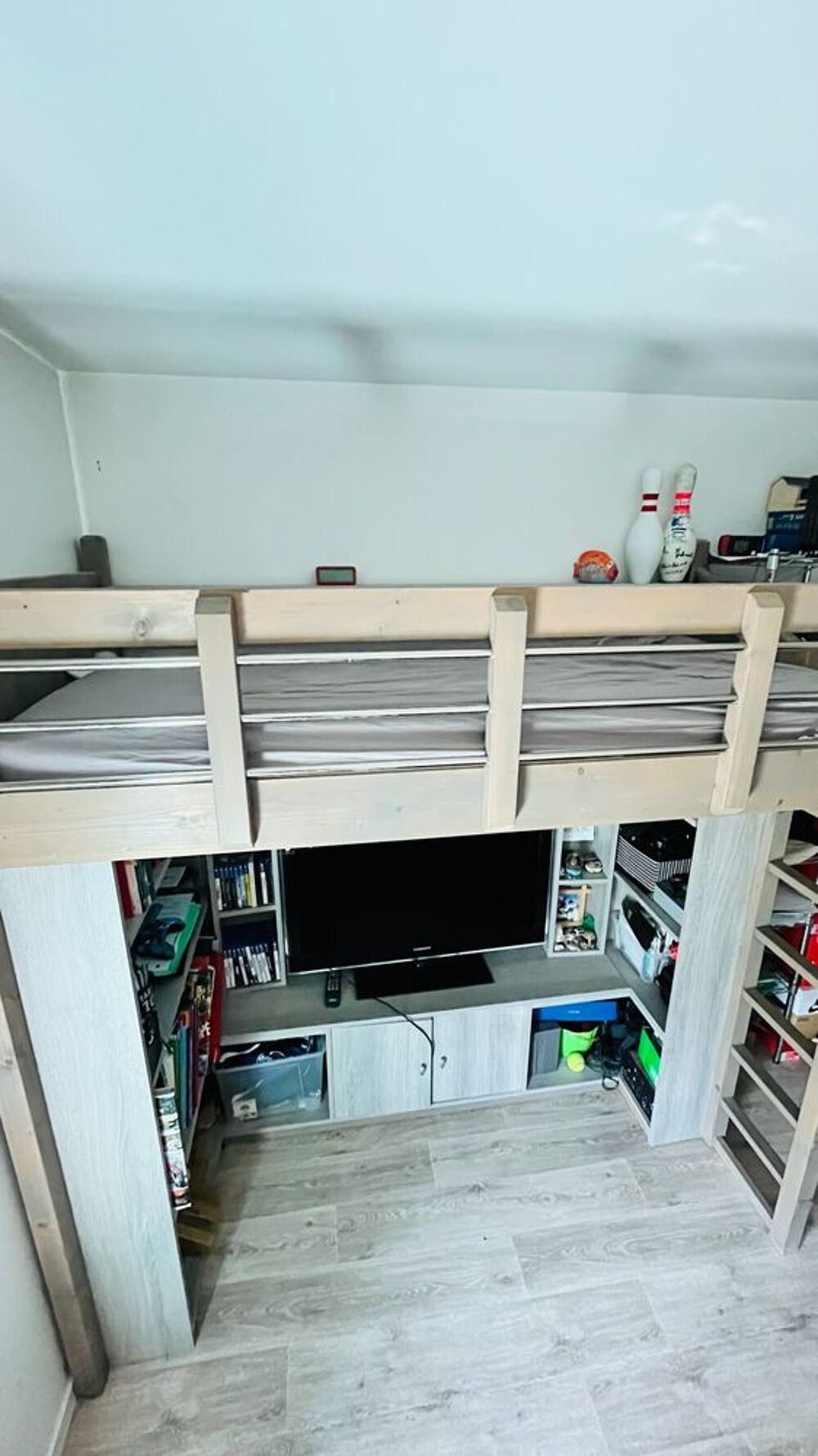 Lit mezzanine sur mesure en bois massif + &eacute;tag&egrave;res + meuble Meubles