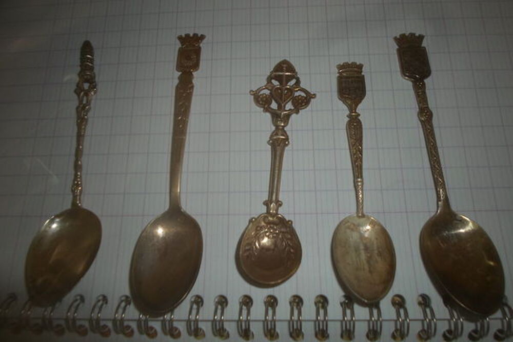lot de petites cuilleres de collection argent avec blason 
Décoration