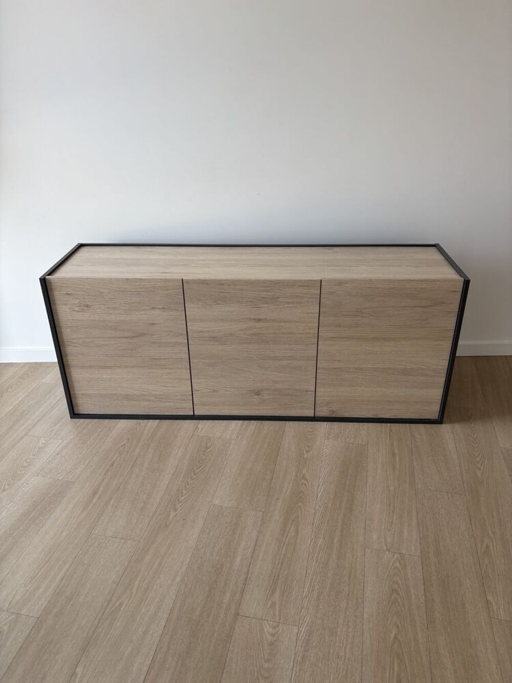 BUFFET BAS 3 PORTES AVEC PIEDS Meubles