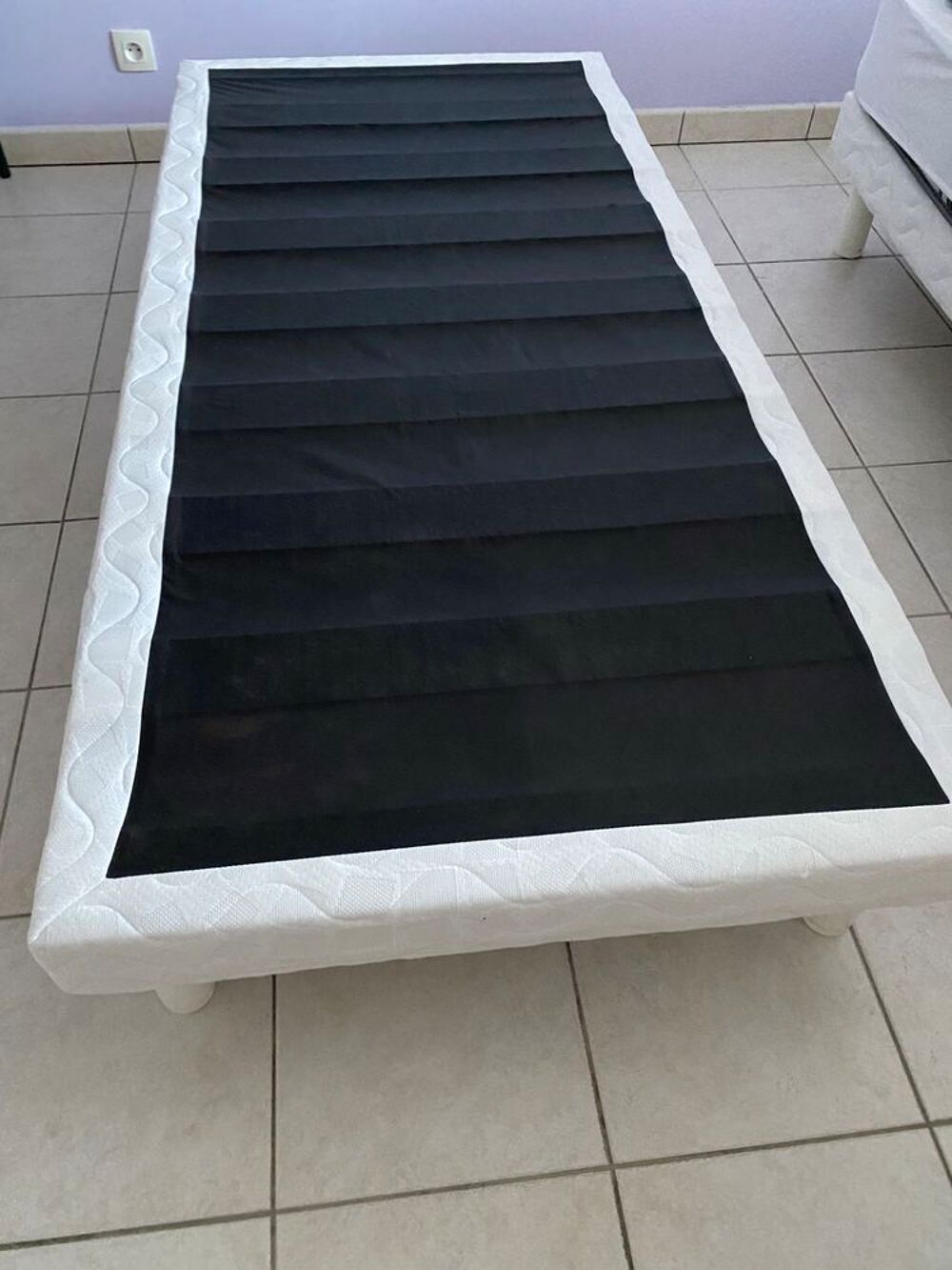 Lit-matelas-table de chevet Meubles