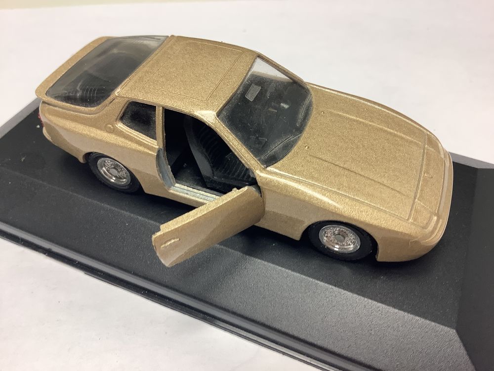PORSCHE 944 voiture miniature 