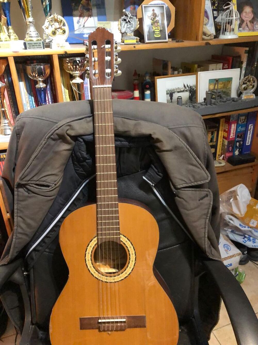Guitare s&egrave;che en bon &eacute;tat avec sa housse Instruments de musique
