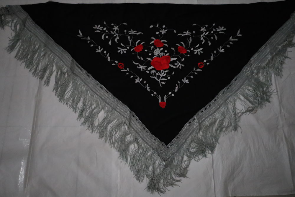 Ch&acirc;le Espagnol Multicouleur Noir Gris Rouge Vêtements