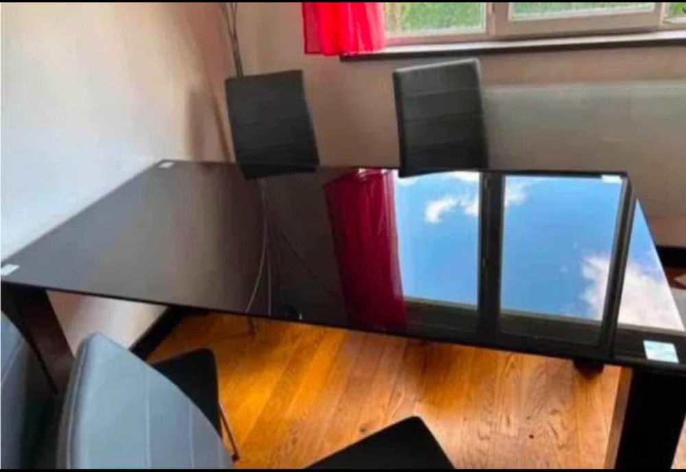 Table laqu&eacute;e avec plateau en verre Meubles
