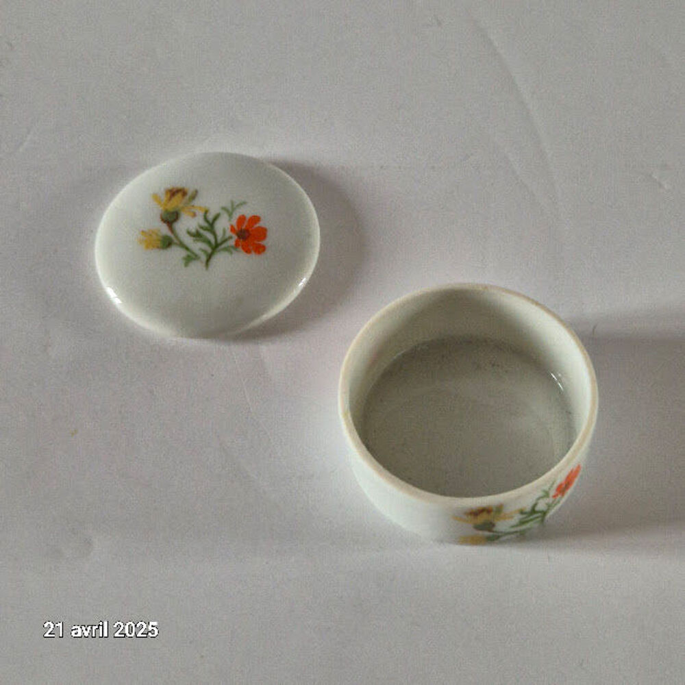 Boite &agrave; bijoux ou &agrave; pilules en porcelaine blanche, peinte &agrave; Décoration