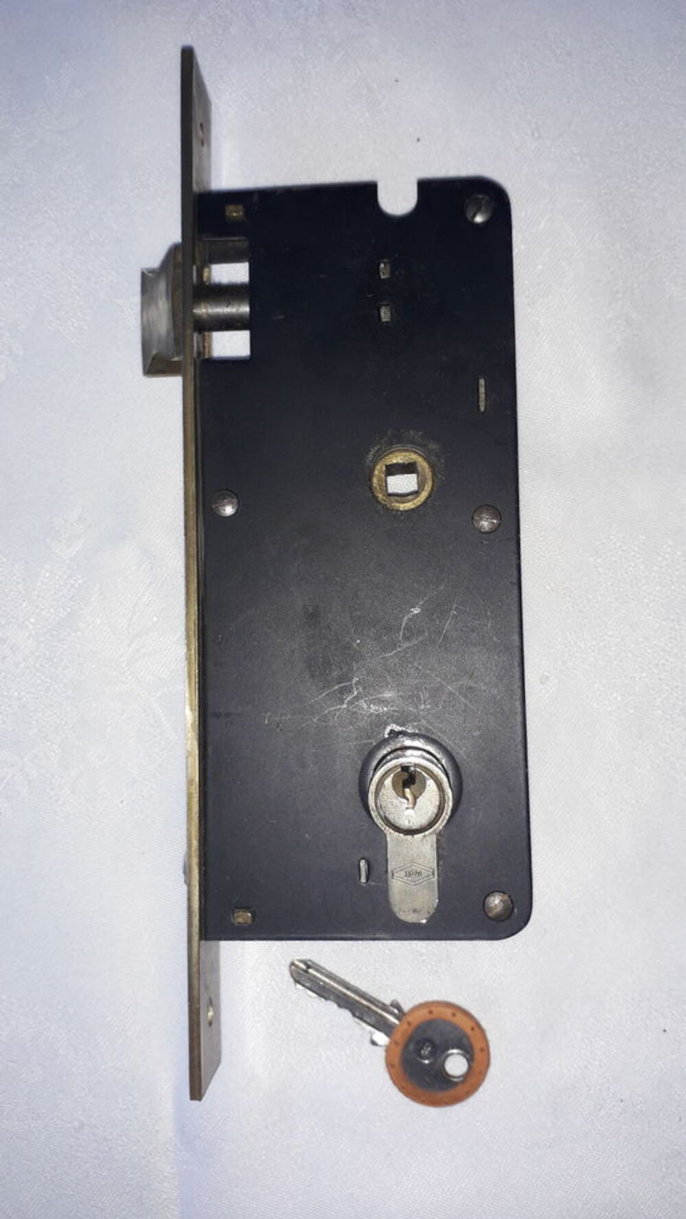 Serrure &agrave; encastrer
Bricolage