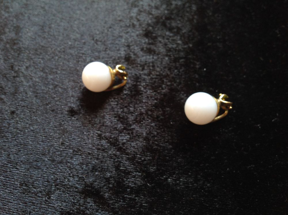 BOUCLES D'OREILLES PERLE BLANCHE EN VERRE Envoi Possible
Bijoux et montres