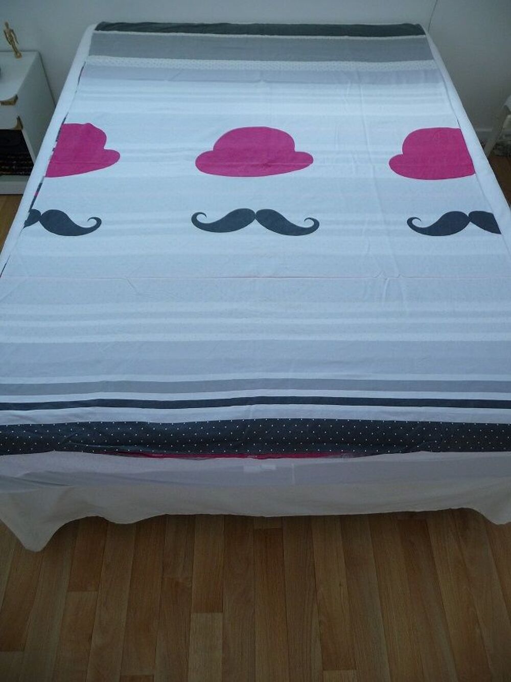 Housse de couette r&eacute;versible chapeaux &amp; moustaches + 1 taie Décoration