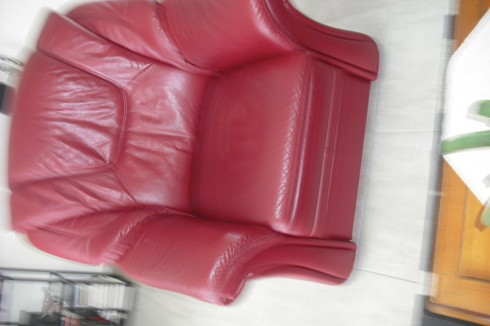 canape et un fauteuil cuir rouge fon&ccedil;&eacute; Meubles