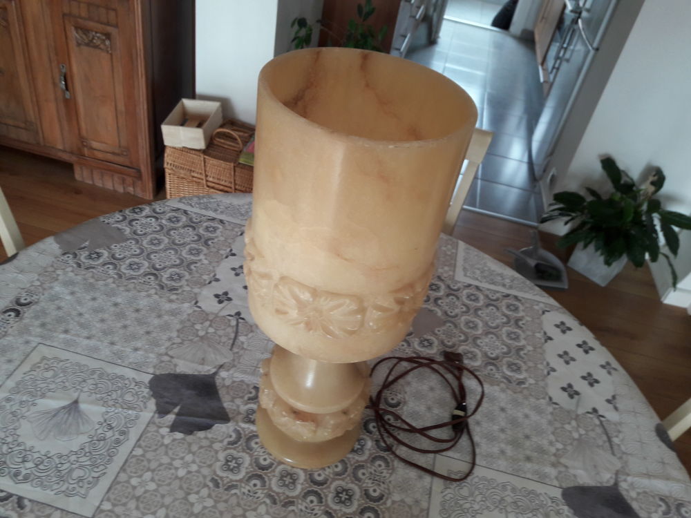 Lampe en alb&acirc;tre.
Décoration