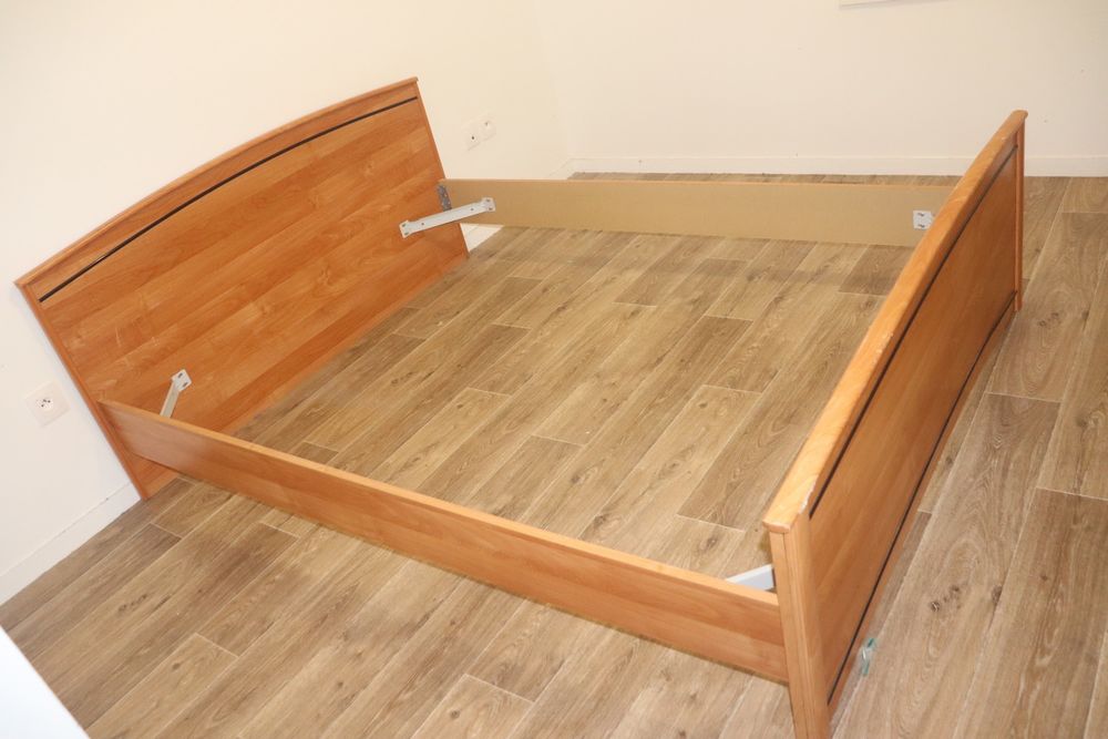 Lit en bois avec sommier,2 commodes avec tiroir et matelas Meubles