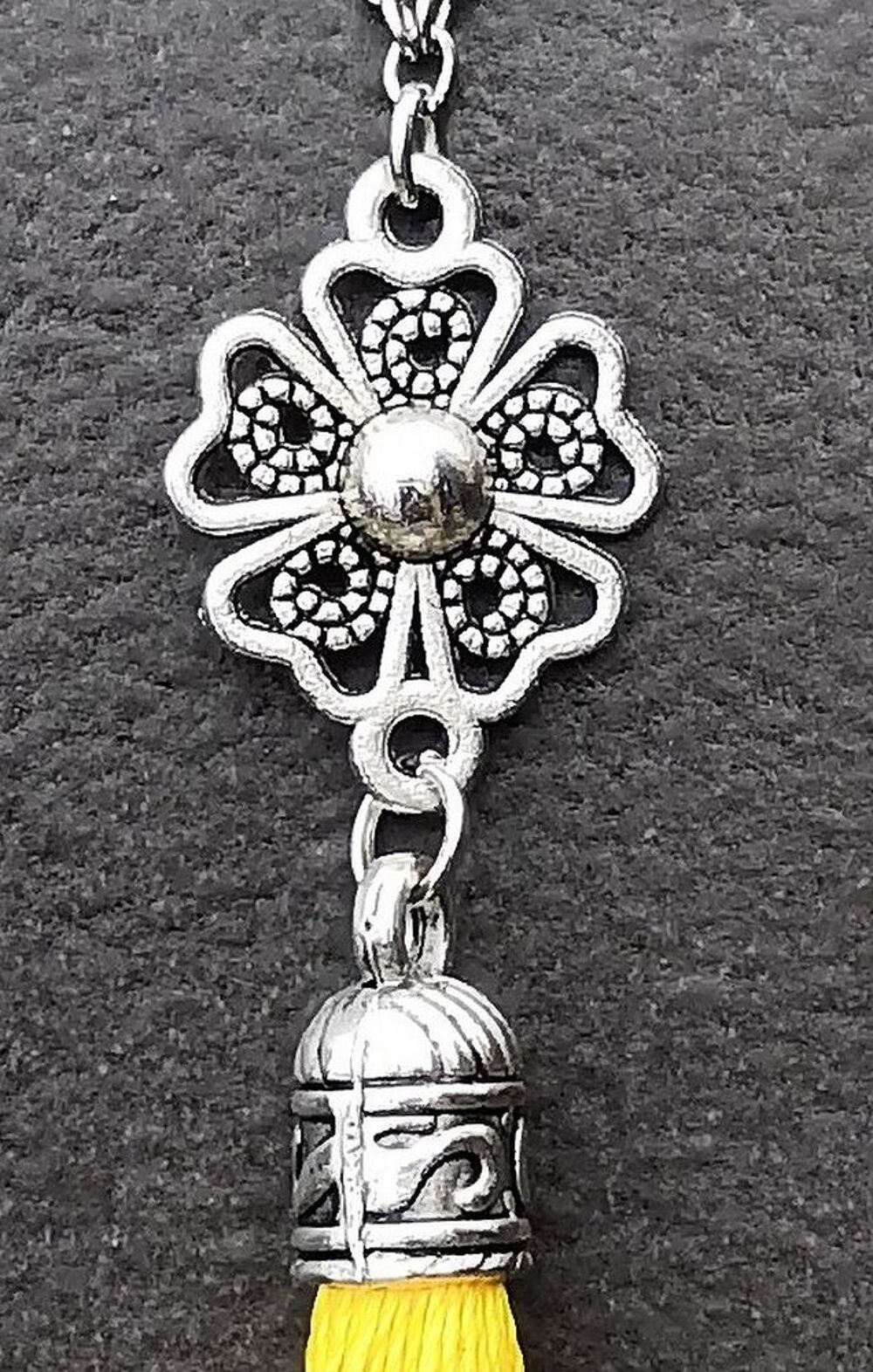 Pendentif Boh&egrave;me pompon de soie et m&eacute;daillon fleur et chaine Bijoux et montres