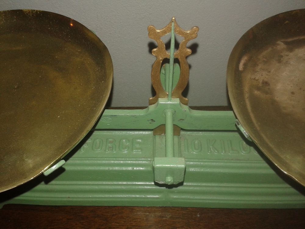 Balance 10 kgs ancienne avec plateaux en cuivre jaune Dcoration