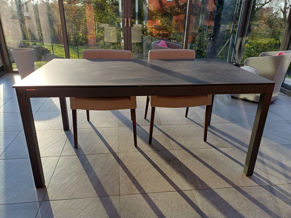 Table de salle &agrave; manger en c&eacute;ramique en tr&egrave;s bon &eacute;tat Meubles