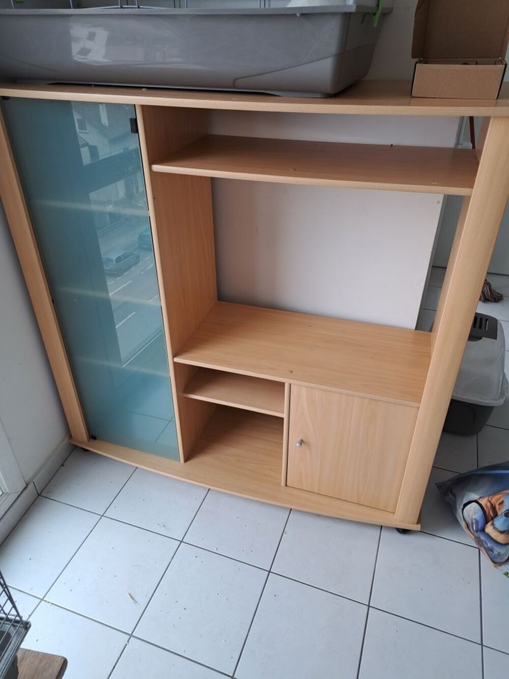 meuble t&eacute;l&eacute; d&eacute;mont&eacute; avec bai vitre pouvant accueillir une t&eacute;l&eacute; de 80cm de diam&egrave;tre de dimension 125 de longueur 156 de hauteur et 56 de largeur Meubles