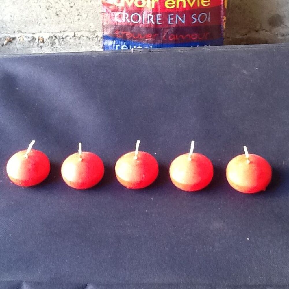 5 BOUGIES couleur rouge jamais utilis&eacute;es
Décoration