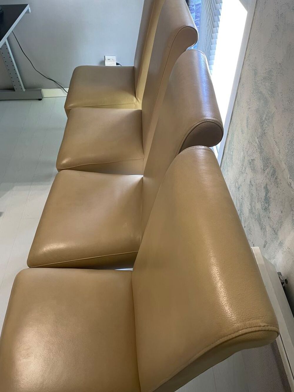 Lot 4 chaises en cuir v&eacute;ritable 4 pieds Meubles