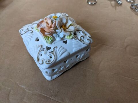 Bo�te � bijoux en porcelaine avec fleur en parfaite �tat 9 c 5 Marseille 13 (13)