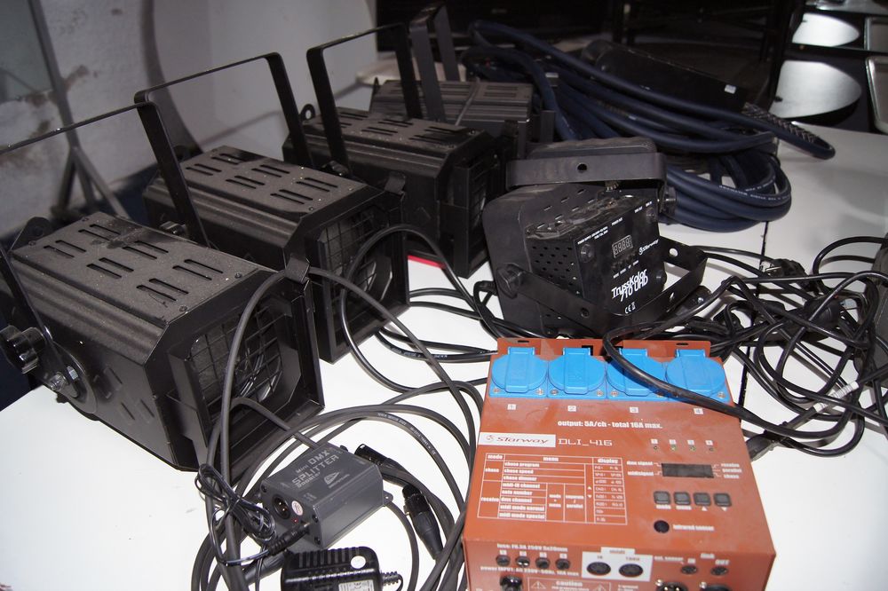 Equipement pour cabaret lumi&egrave;re et table console de mixage Audio et hifi