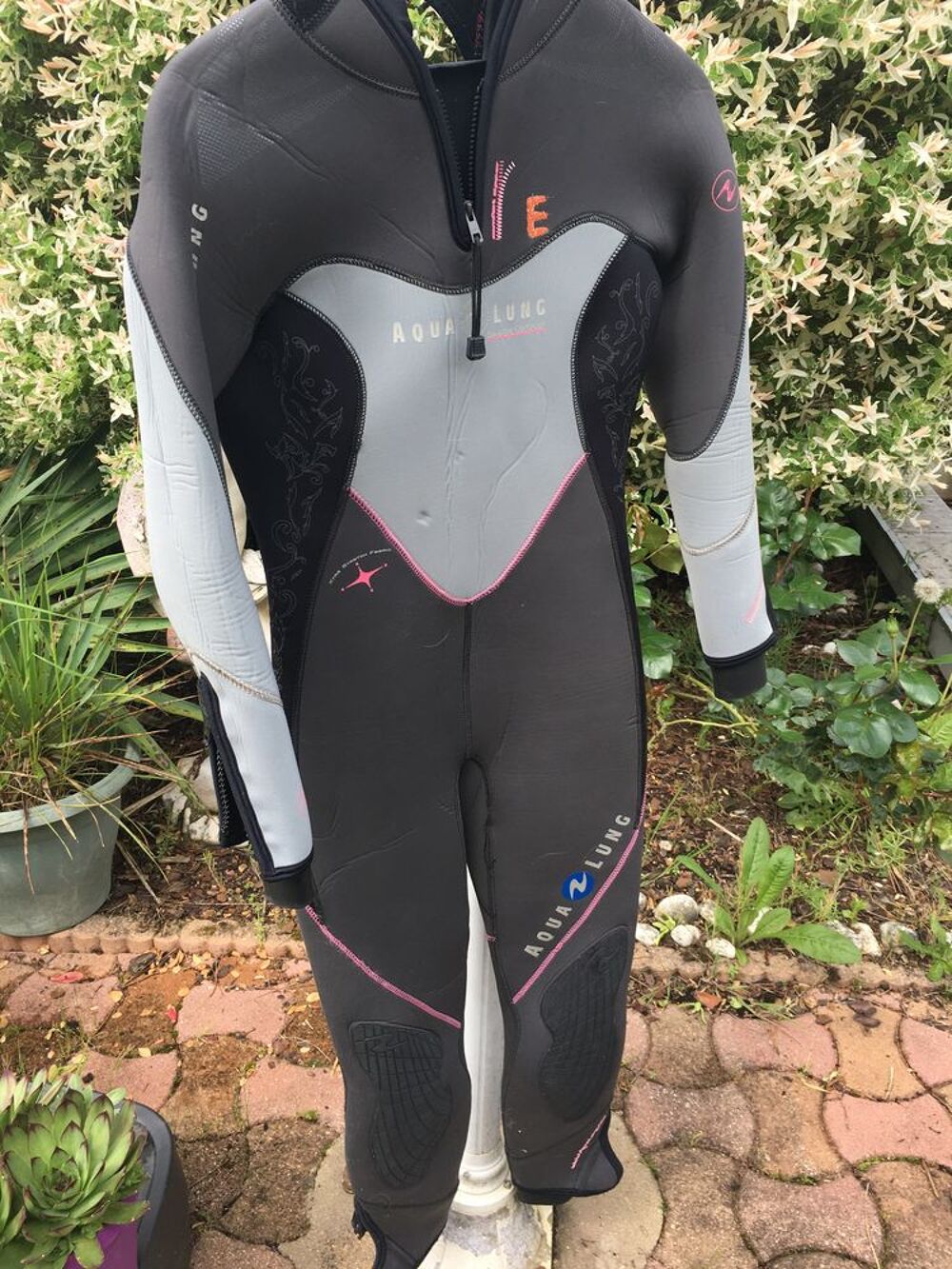 Combinaison de plong&eacute;e sous-marine femme. Comme neuve. Sports